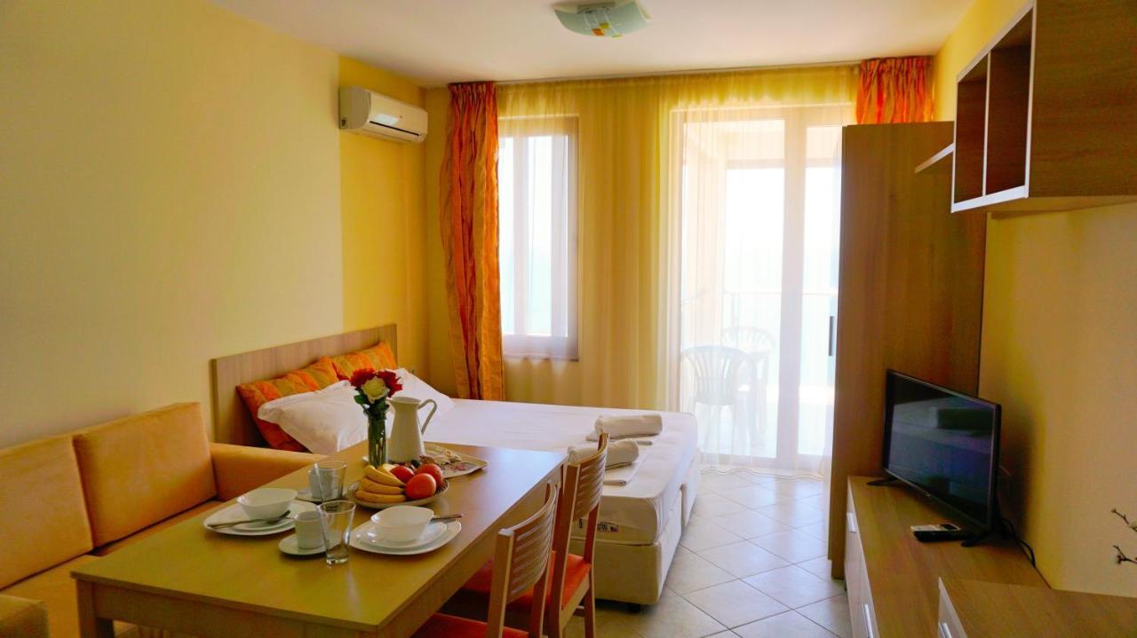 Морски Апартаменти Джулай Морнинг - July Morning Sea View Apartments Kavarna Bagian luar foto