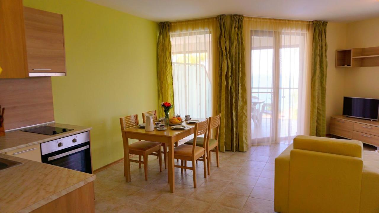 Морски Апартаменти Джулай Морнинг - July Morning Sea View Apartments Kavarna Bagian luar foto